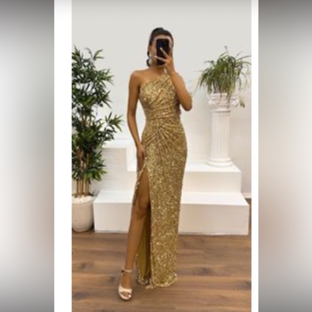 Elegant Gold One-Shoulder sequined Dress